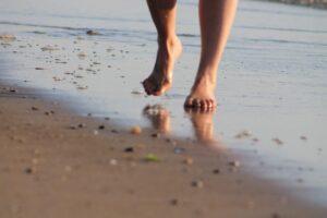 घास पर नंगे पैर चलने के फायदे | Benefits of Walking Barefoot on Grass